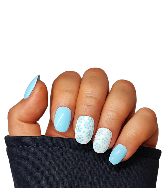 Baby Blau Flowers – Press On Nägel mit Blumen & Gel-Look | MEVANAILS